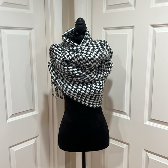 Versatile, 100% acrylic, black and white patterned shawl. Super soft and warm! - Picture 4 of 4